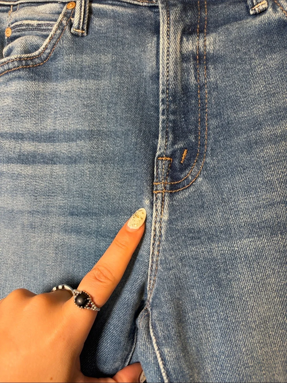 MOTHER Denim The Rascal Ankle Fray in Opposites Attract - 25